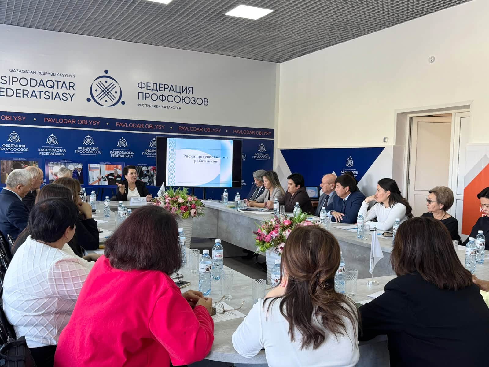 «Кәсіподақ десанты»: Павлодар облысының кәсіподақ көшбасшыларына еңбек заңнамасындағы өзгерістер түсіндірілді